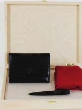 kožni; ženski; bordo sjajna kutija; sadrži: maramu (šal) i rukavice 40164