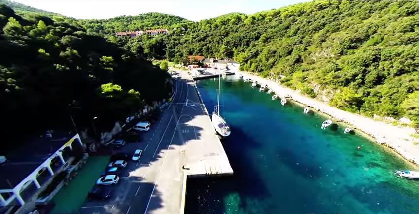 13 Na Lastovu postoji veća mreža pomoćnih, šumskih, vojnih, prilaznih, poljskih i drugih prosjeka i putova, koje ujedno vrše i protupožarnu namjenu.