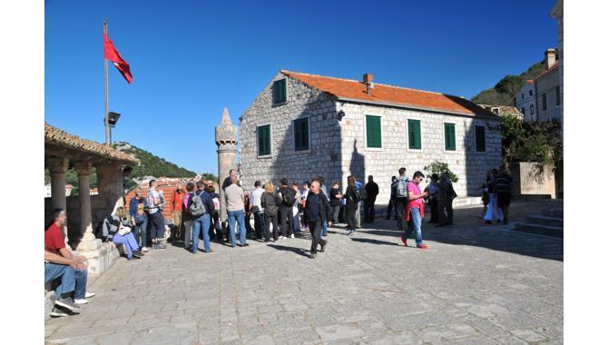 53 U općini Lastovo 215 stanovnika ostvaruje prihode od stalnog rada, 35 ostvaruje prihode od poljoprivrede, a umirovljenika je 235.