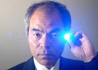 Slika 18. Huji Nakamura i plava LED [33] Slika 19. Philips Master LEDbulb 'Glow' 7W [34] Na slici 20 prikazan je pojednostavljen prikaz dijelova LED.