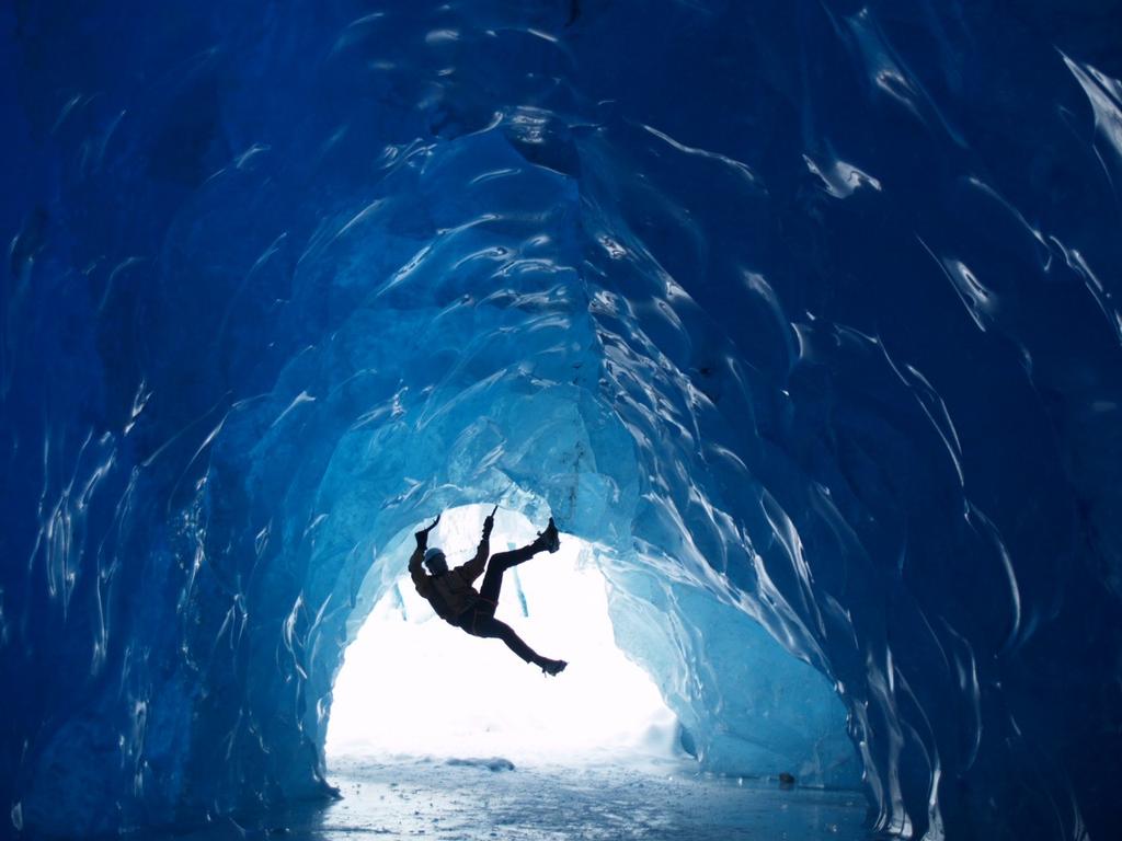Ледена пећина Налази се на Исланду.
