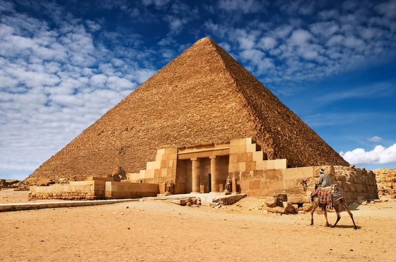 храм у Ефесу, Маузолеј у Халикармасу и Фарос у Александрију. ПИРАМИДЕ ИЗ ГИЗЕ,,Време пркпси свему, али пирамиде пркпсе времену каже арапска изрека.