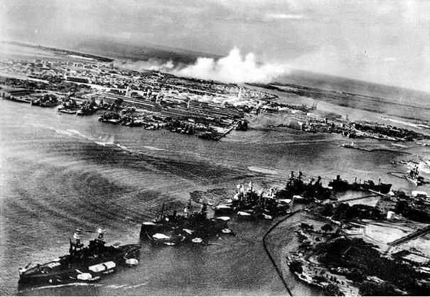 Sl.4. Napad na Pearl Harbor U roku od nekoliko dana poslije napada na Pearl Harbor, Sjedinjene Države i Kina službeno proglašavaju rat protiv Japana, a nakon što je Nacionalna revolucionarna armija