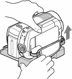 Skidanje kamkordera s Handycam Station postolja Isključite napajanje i zatim skinite kamkorder s Handycam Station postolja držeći ih oba.