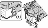 1 Spojite AC adapter u DC IN priključnicu na Handycam Station postolju. Oznaka v na DC utikaču treba biti okrenuta prema gore. 4 Umetnite bateriju u smjeru strelice dok ne klikne.