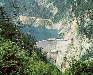 2.1. Energetski sektor u Crnoj Gori Osnovni prirodni izvori energije : hidropotencijal, ugalj, biomasa, sunčevo zračenje, ostali OIE Proizvodni instalisani kapacitet električne energije 854 MW,