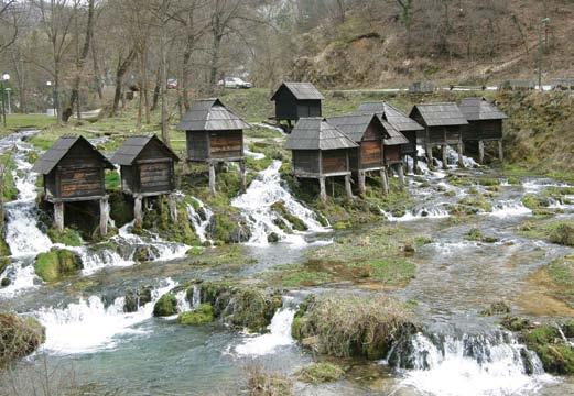 ВОДЕНИЦЕ НА УНИ, КОД БОСАНСКЕ КРУПЕ ПРИВУКЛЕ СУ 70 ИХ ГОДИНА