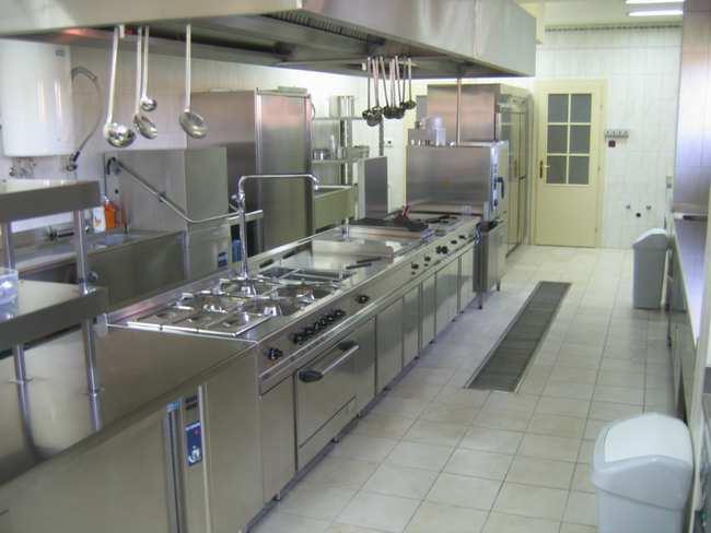 Kuhinjski blok se sastoji od: 1) prostorijа ili prostorа u kojimа se obrаđuje, pripremа i čuvа hrаnа pre usluživаnjа i vrši prаnje