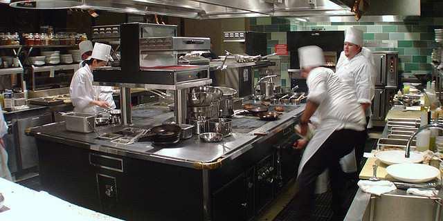 Prostorije kuhinjskog bloka moraju da budu povezane na način kojim se obezbeđuje da osoblje ne prolazi prostorijama koje su namenjene