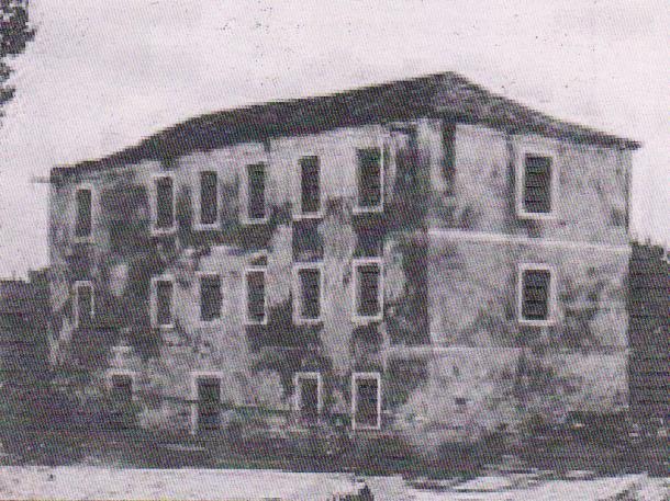 Prvi je učitelj bio don Blaž Cvitanović, tada župnik u Škabrnji, a nastava se izvodila u kući Ivana Milankovića. Nastava je trajala samo godinu dana i školu su pohađala samo muška djeca. Godine 1893.