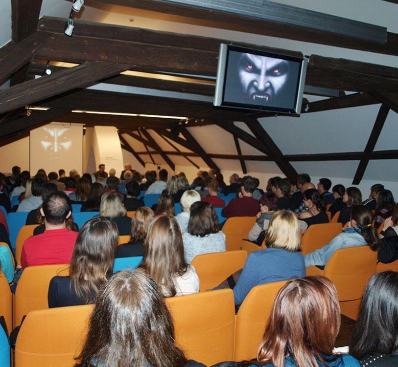 DRUŠTVO Vanimatorice u Skopju 9. Vampiri u Herzerici Srijeda u Muzeju sinoć je napunila dvoranu u potkrovlju palače Herzer jer su tema bili vampiri.