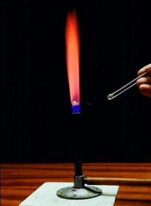 Slika 3: Bojenje oksidacijskog dijela plamena kalcijem (preuzeto s https://www.google.hr/search?