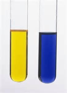 Dokapavati NaOH (2 M) do pojave modre boje indikatora (lužnata otopina); dodati 1 kap HCl (2 M): ponovno se vraća narančasto-žuta boja (kisela otopina) (slika 8) isto kao prethodna reakcija 2).