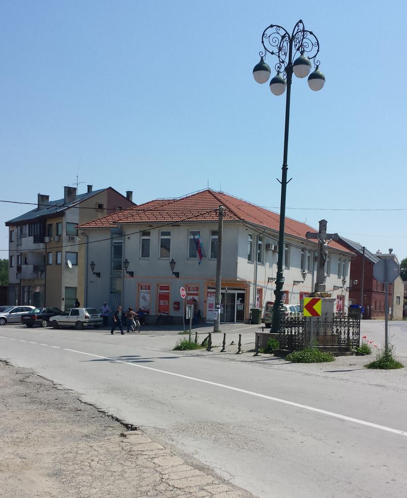 Raskriţje se sastoji od privoza, površine kriţanja i središnjeg otoka odnosno fizički odjeljenog prostora s metalnim stupcima.