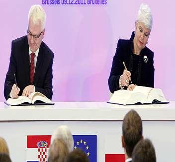 Ugovor su potpisali predsjednik države Ivo Josipović i tadašnja predsjednica Vlade Jadranka Kosor (Slika 1.) u ime Hrvatske te šefovi država ili vlada zemalja članica Europske unije.