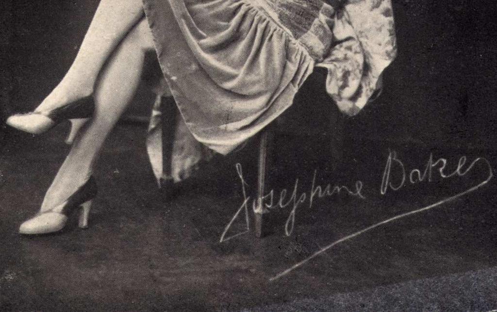 1930. g. debitirala je u Casino de Paris. 1934. g. snimila je film Zouzou i tako postala prva afroamerička glumica u povijesti, kao i prva tamnoputa, svjetski poznata zabavljačica. 1937. g. postala je francuska državljanka, a najbolja prijateljica bila joj je francuska pjevačica Édith Piaf.