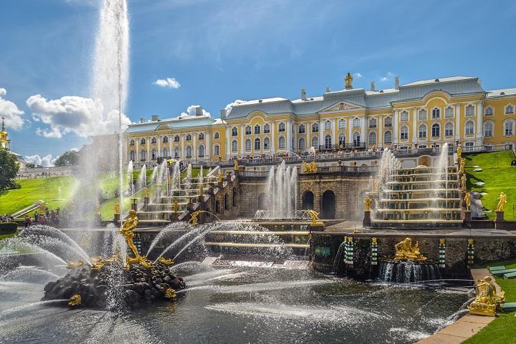 Nakon toga izlet u Ermitaž: obilazak jednog od najvećih muzeja na svijetu, u zdanju Zimskog dvorca, sa preko 3 miliona eksponata.