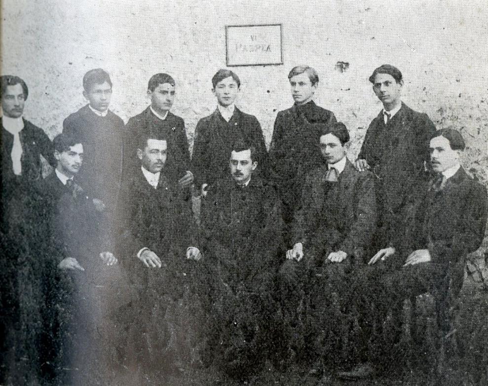 Момчило Настасијевић (седи први с лева) са друговима, ђацима