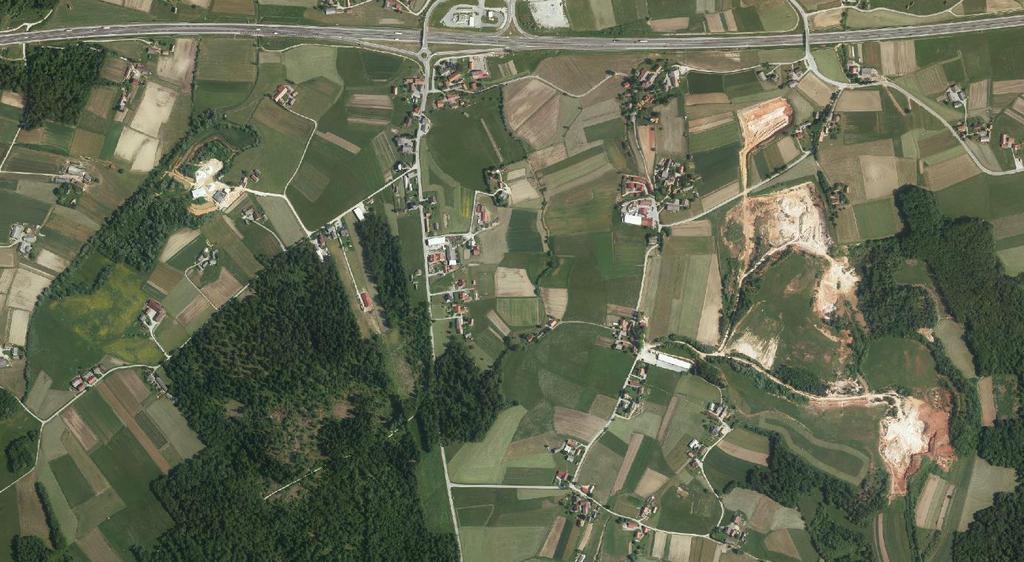 Slika 2-3 Lokacija ležišta i oplemenjivačkog postrojenja Ravno detaljan satelitski prikaz (islovenija 2018) Na području ležišta krovinu naslaga kremenih pijesaka čine smeđe, crveno smeđe, sivo smeđe