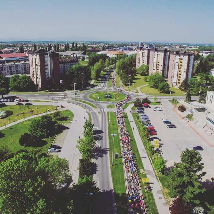 Točno u 10,00 sati sa starta će krenuti preko 50O trkača u utrkama na 5 km i 21 km koji će preplaviti desnu traku Zrinsko-Frankopanske ulice.