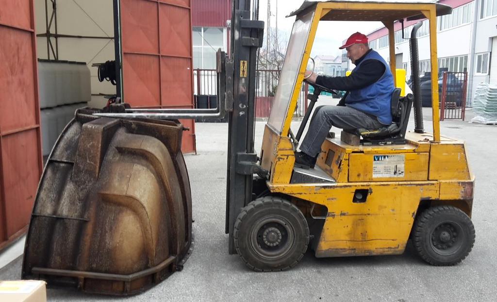 Slika 41. Skladište alata Alati su izrađeni od čeličnog lima kako bi mogli izdržati visoke temperature na kojima se oblikuje plastika. Služe kao kalupi u kojima se plastika oblikuje rotacijom.