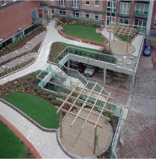 Intenzivni krovni vrt-pravi krovni vrt Royal Plaza, Sheffield, UK Ovaj tip zelenih krovova ima poseban način izgradnje i potrebno je obezbediti dovoljno dubok medijum rasta (zbog prodiranja i razvoja
