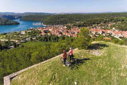 brda sv. Kate, potom do novootvorenog vidikovca, da bi se zatim istim putom vratila u Skradin. Zato je, u povodu otvorenja nove staze s vidikovcem, 18.