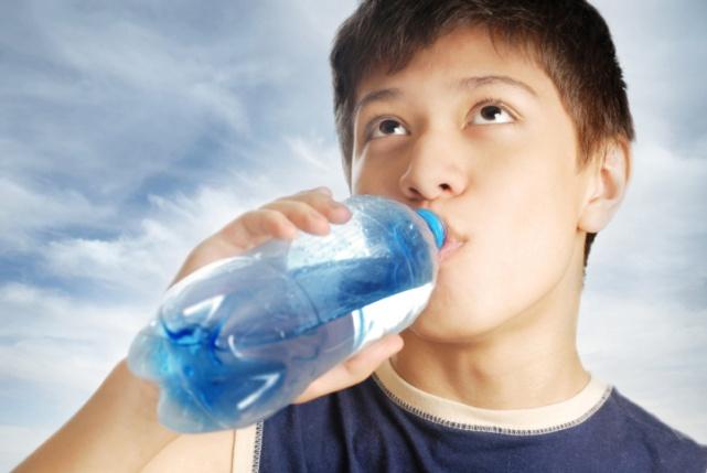 5. Dovoljan unos vode dnevno popiti barem litru i pol tekućine u slučaju povišene vanjske temperature, pojačanog