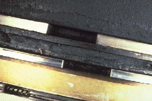 Slika 12. Čađom prekrivena kruna stapa Figure 12. Piston crown covered by ash Na slici 13. vide se oštećenja na površini stapnog prstena nastala djelovanjem abrazivnih čestica u cilindru motora.