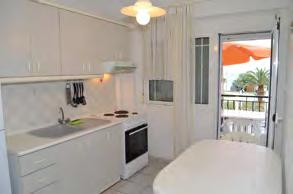 kupatilo i terasu. Petokrevetni duplex apartmani sadrže dve spavaće sobe (u jednoj sobi je francuski a u drugoj francuski i jedan singl ležaj), zasebnu kuhinju, kupatilo i terasu.