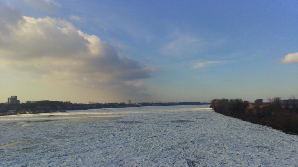 леденим сантама, уз леву обалу ледостај. Река Тамиш: Место осматрања: мост Опово водено огледало потпуно покривено снежним и леденим покривачем.