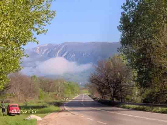 Бабичка Гора и Крушевица својом резистентном масом снажно потискују млађе тектонске структуре Суве планине.