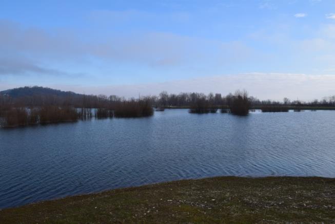 ) u mjestu Orešje, nalazi se zapadno od Zagreba uz rijeku Savu. Udaljeno je 1 km od grada Samobora.