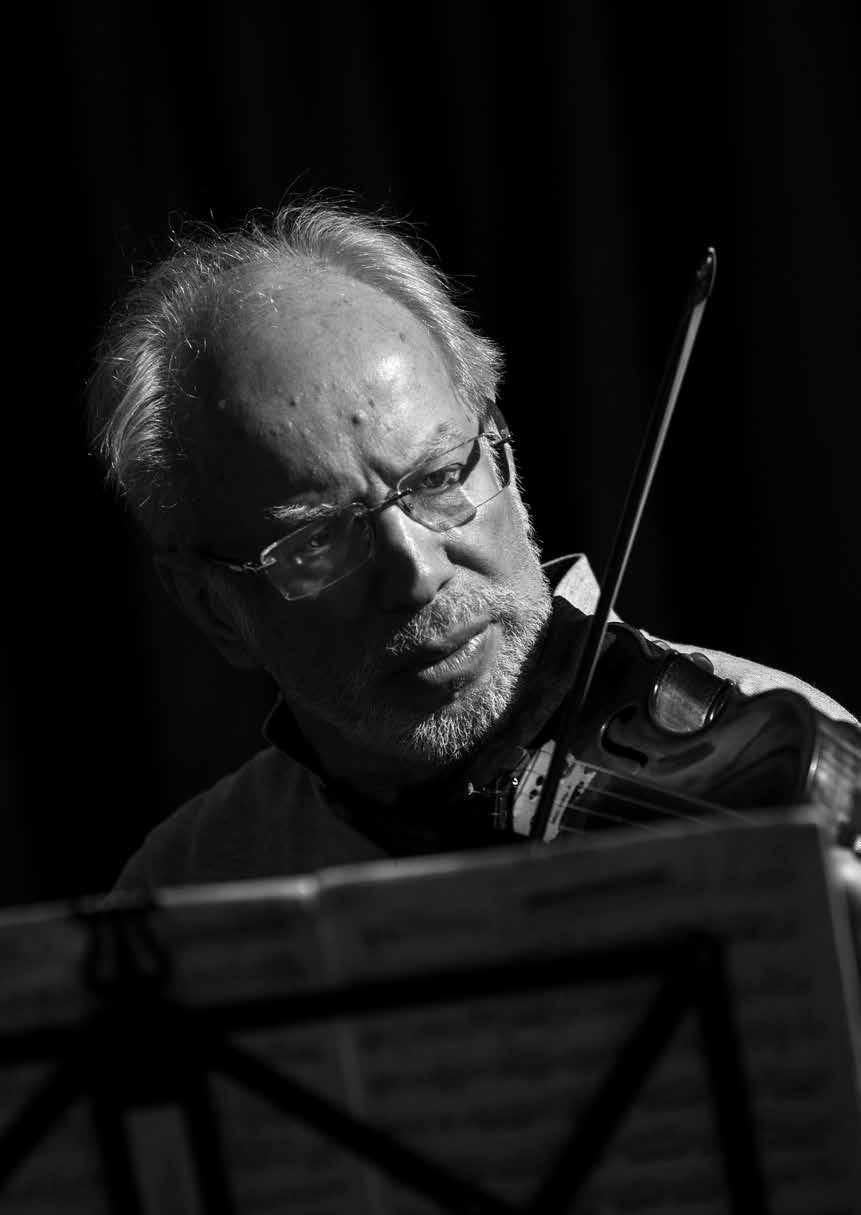 GIDON KREMER Fotografija: Paolo Pellegrin 4 Gidon Kremer ubraja se među vodeće violiniste svijeta; ujedno je umjetnički direktor i utemeljitelj komornog orkestra Kremerata Baltica. 5 Rođen 27.