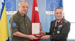 Generalmajor Luif zahvalio je general-pukovniku Öztürku za stalnu podršku Turske misiji EUFOR-a, posebno naglasivši veliki profesionalizam turskih vojnika koji se nalaze pod njegovom komandom.