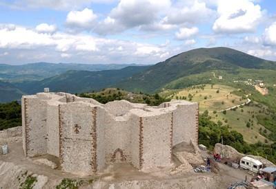 Novo Brdo, levo - srednji vek rekonstrukcija, desno - pogled na obnovljeni deo tvrđavu gornjeg grada [48] Zahvaljujući rudnom bogatstvu srednjovekovne Srbije, vladari su ulagali velike sume novca u