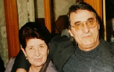 Hamdija (Hamo) Ličina (1942-2005) sa svojom suprugom Izetom Hamdija (Hamo) Ličina (Hivzov sin - Džemov unuk Jašarov praunuk - Šesto koljeno) rođen u selu Korita 1942. godine.