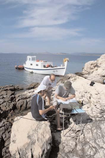 Prema našim kartama to bi trebala biti hrid Galijolica na kojoj je i svjetionik. Odluèimo pristati i pokušati odraditi još jedan otok (hrid).