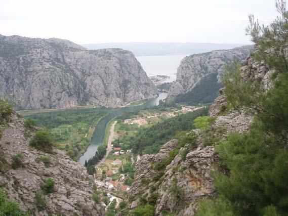 6.Vodni resursi 6.2. POVRŠINSKE VODE Na području Splitsko-dalmatinske županije površinske su vode zapravo rijetka pojava.