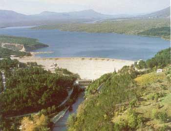 6.Vodni resursi 6.2.2. Akumulacija Peruća Akumulacijsko jezero i hidoelekrana izgrađeni su 1960. godine na rijeci Cetini.