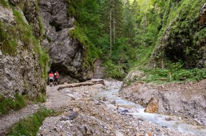 IZLETI I OBILASCI Martuljški slapvi su psebna atrakcija pdručja kji bjedinjuju