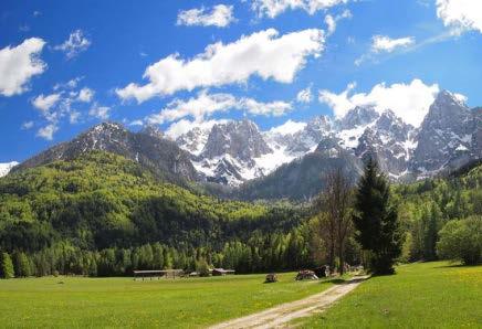 Uređen je prek 100km pješačkih staza, d najlakših biteljskih d zahtjevnijih alpinističkih.