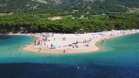 Dolazak u grad Hvar u poslijepodnevnim satima. Hvar je najduži jadranski otok, poznat kao najsunčaniji, s poljima lavande čija ljepota ostavlja bez daha.