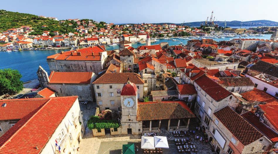 Nakon ručka stanka za kupanje u nekoj mirnoj uvali. Noćenje u Rogoznici, malom slikovitom gradu iz kojeg potječe čuveno vino Babić.