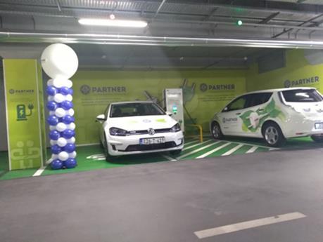Kompanija Bingo kao vrlo značajan partner u ovom projektu je osigurala parking prostor u svojim trgovačkim centrima za postavljanje punionica kao i besplatno punjenje vozila.