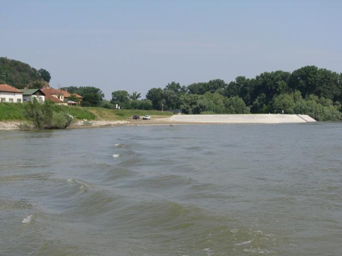 2.3.2. Predmetni zahvat Predmetni zahvat uklanjanja viška riječnog nanosa u svrhu održavanja plovnog puta rijeke Dunav na lokaciji Batina nalazi se na otprilike rkm 1425,0 do rkm 1426,0.