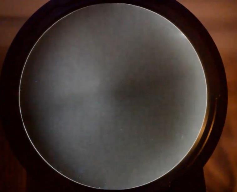 Slika 19. Uniformna distribucija svjetlosti na visokokvalitetnomu zrcalu s oštrim rubom kao preprekom [10].