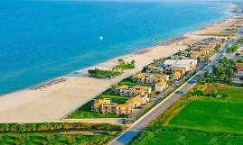 Paralia MEDITERRANEAN VILLAGE ***** Nalazi se na plaži, 2 kilometra od mesta Paralia, 7 km od grada Katerini. Ovaj hotel važi za jedan od najluksuznijih iz lanca Mediterranean hotela.