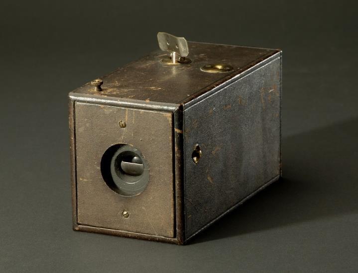 Približno u isto vrijeme William Fox Talbot otkriva postupak nazvan kalotipija kojim je omogućio novi način razvijanja fotografije.