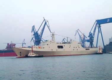 24 VOJNA TEHNIKA NOVOSTI PORINUT KINESKI LPD Kineska ratna mornarica porinula je treći desantno-jurišni brod klase Yuzhao (Type 071) inačice LPD (Landing Platform Dock) 25.